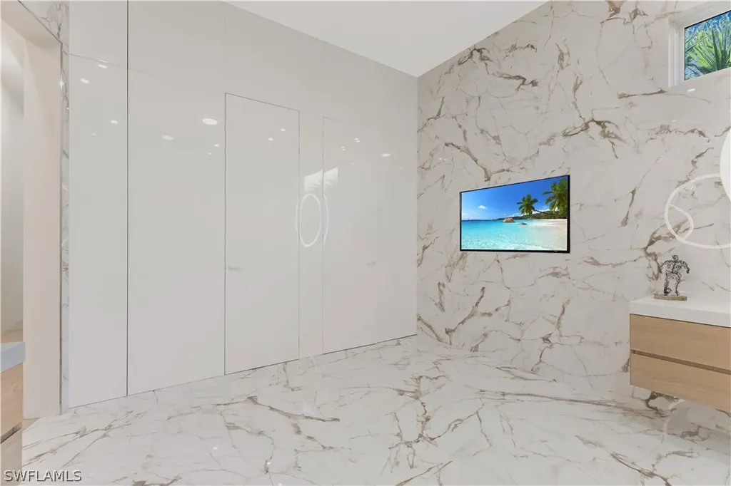 2485 Crayton Road Naples FL 34103