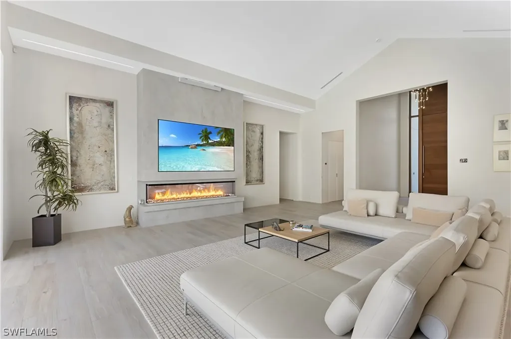 2485 Crayton Road Naples FL 34103