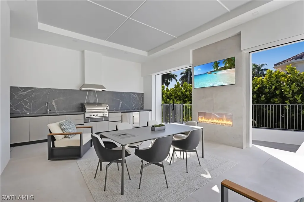 2485 Crayton Road Naples FL 34103