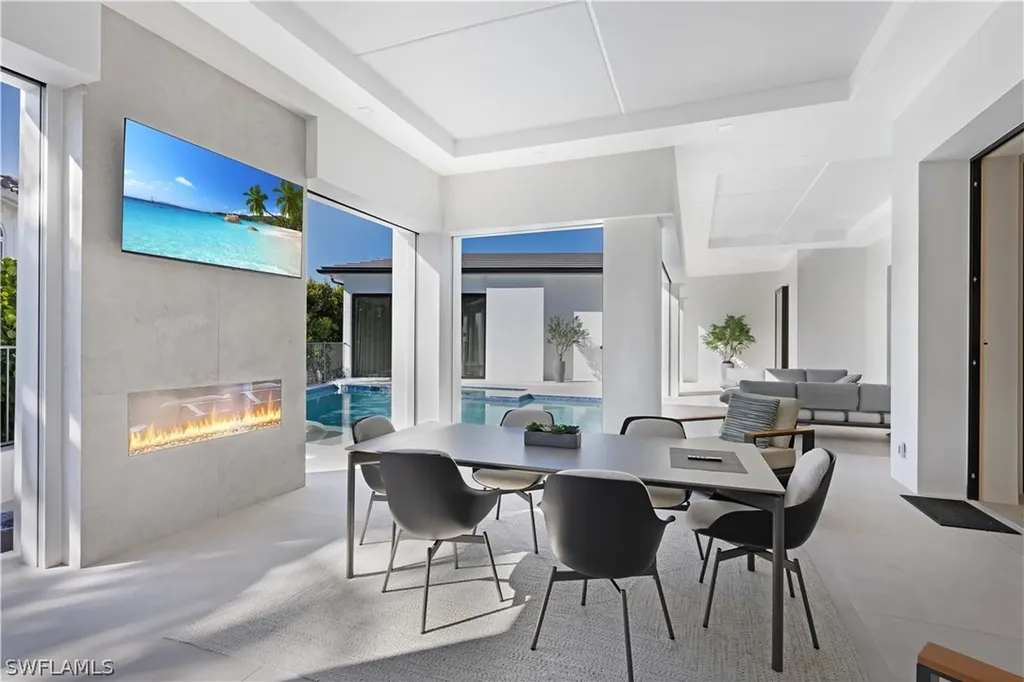 2485 Crayton Road Naples FL 34103