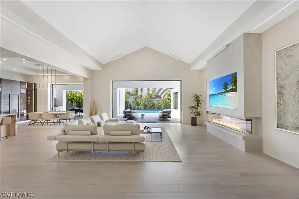 2485 Crayton Road Naples FL 34103