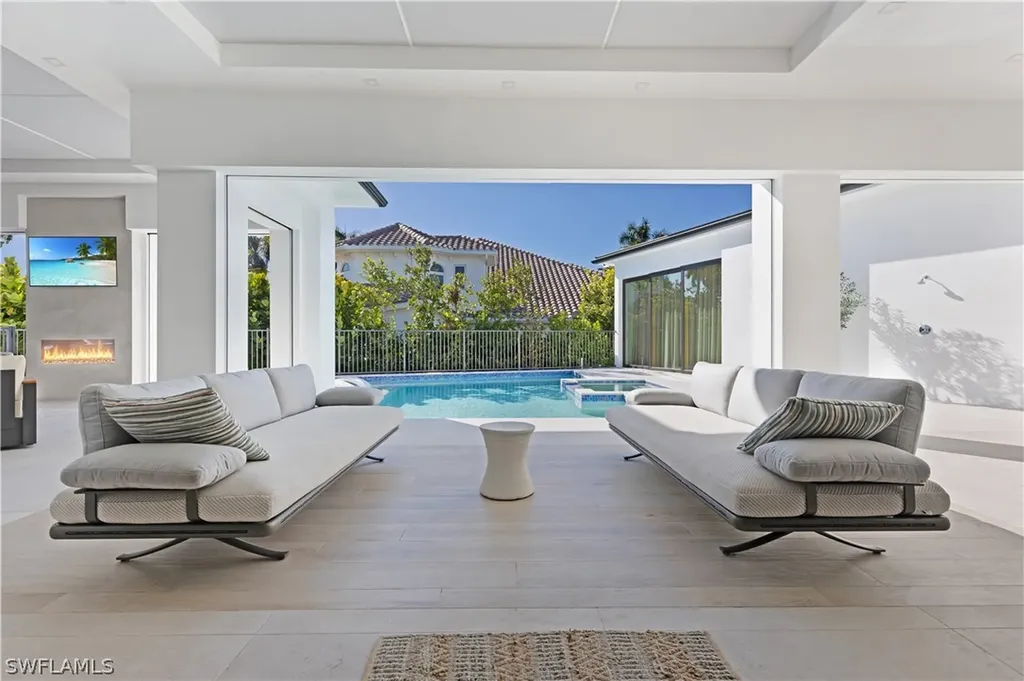 2485 Crayton Road Naples FL 34103