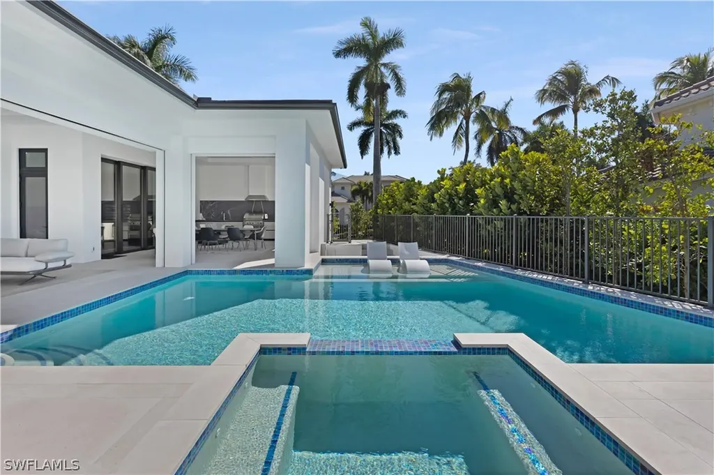 2485 Crayton Road Naples FL 34103
