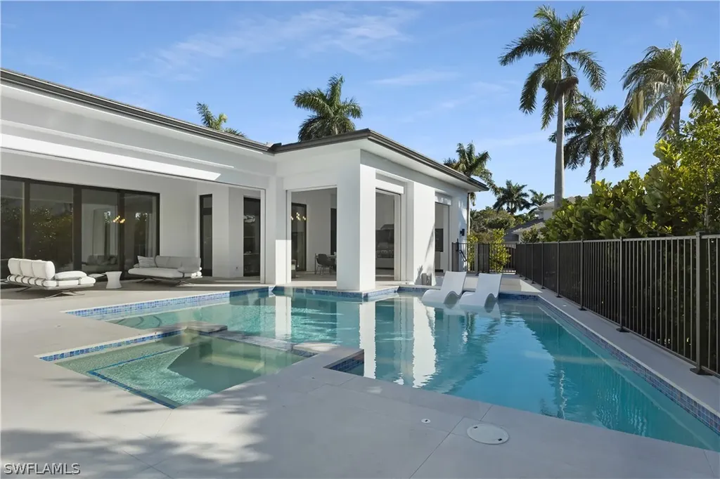 2485 Crayton Road Naples FL 34103