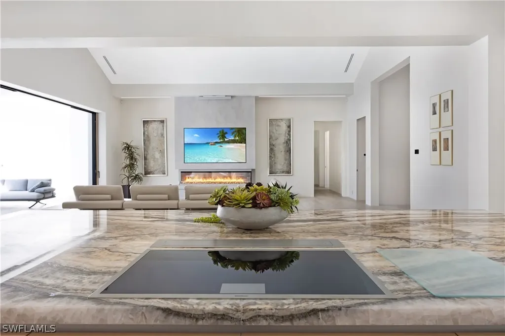 2485 Crayton Road Naples FL 34103
