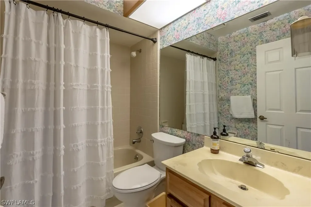 2048 Pine Isle Lane Naples FL 34112