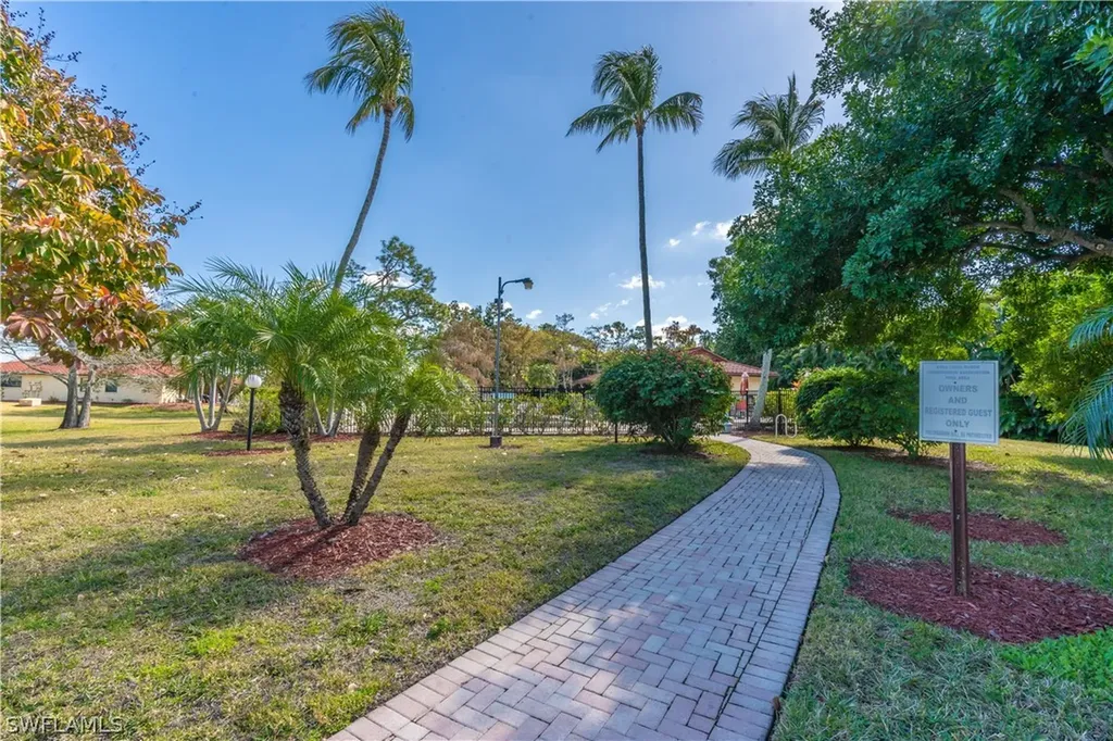 2048 Pine Isle Lane Naples FL 34112
