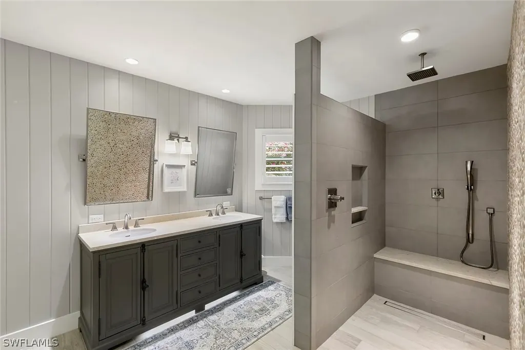 831 Rue Deville Naples FL 34108
