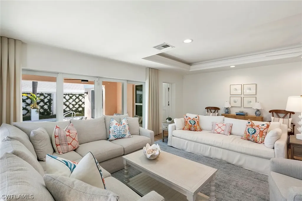 831 Rue Deville Naples FL 34108