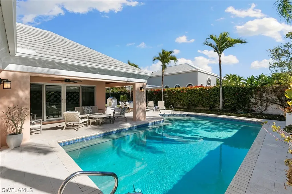 831 Rue Deville Naples FL 34108