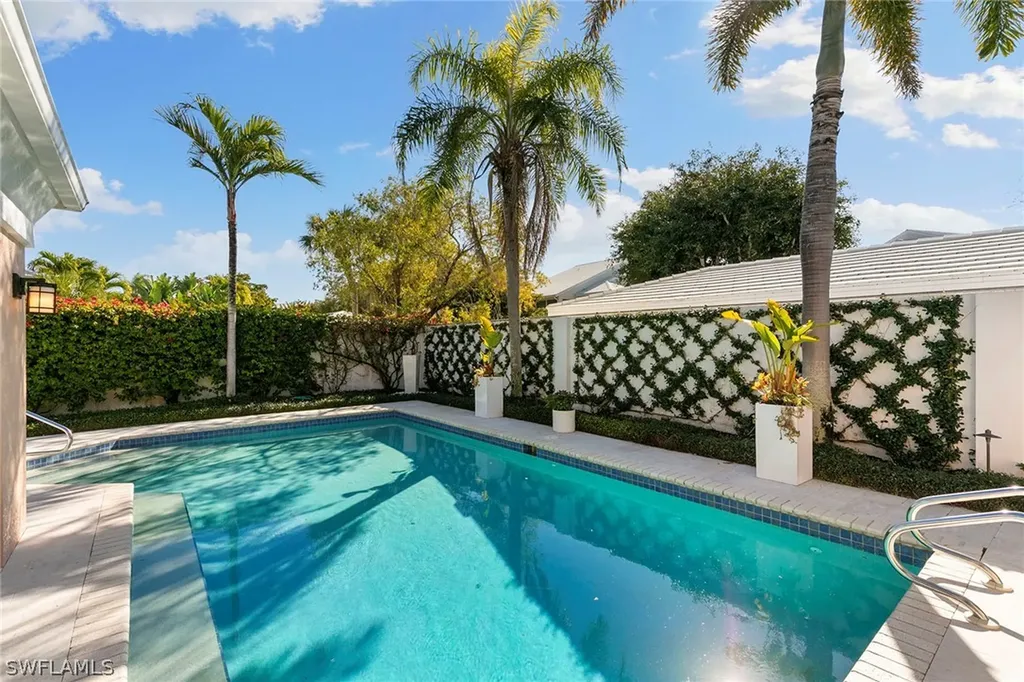 831 Rue Deville Naples FL 34108