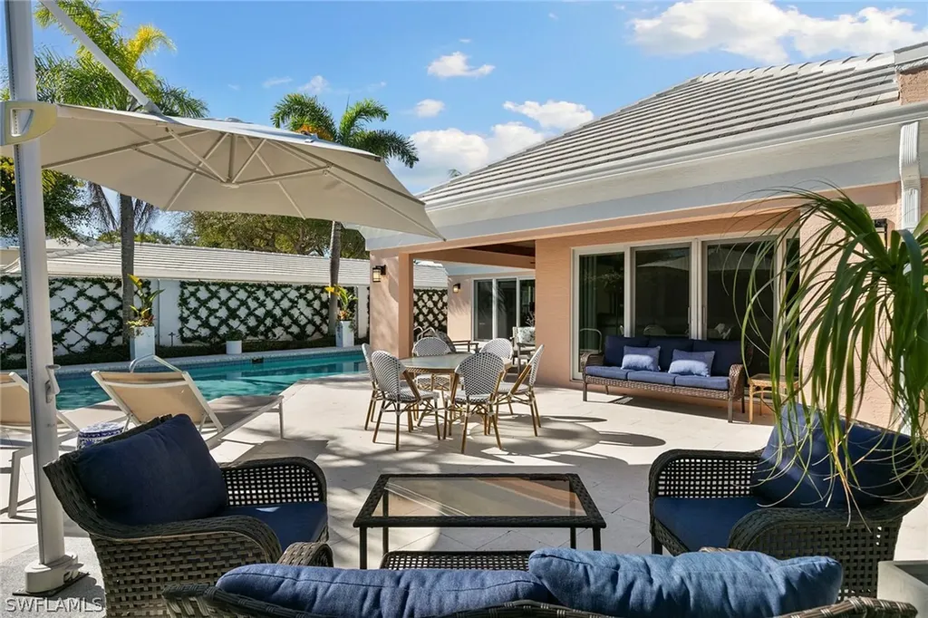 831 Rue Deville Naples FL 34108