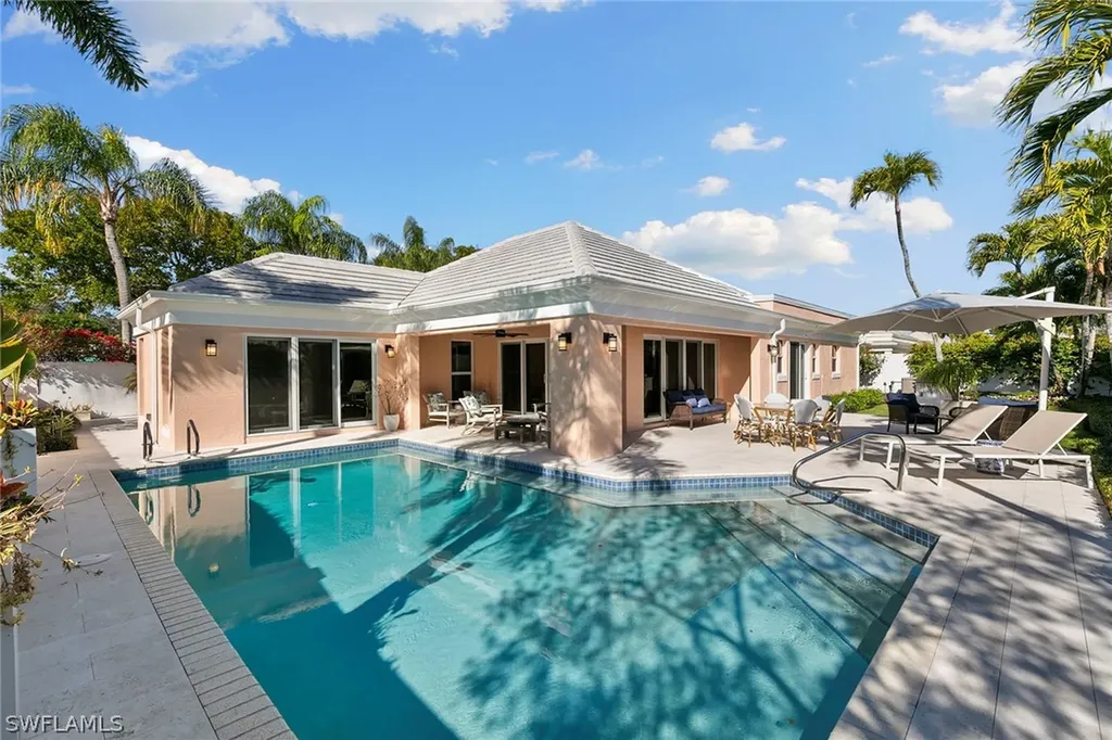 831 Rue Deville Naples FL 34108