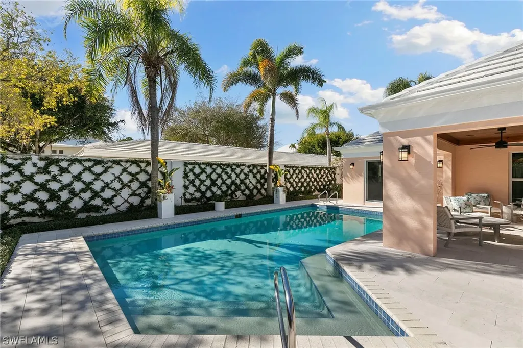 831 Rue Deville Naples FL 34108