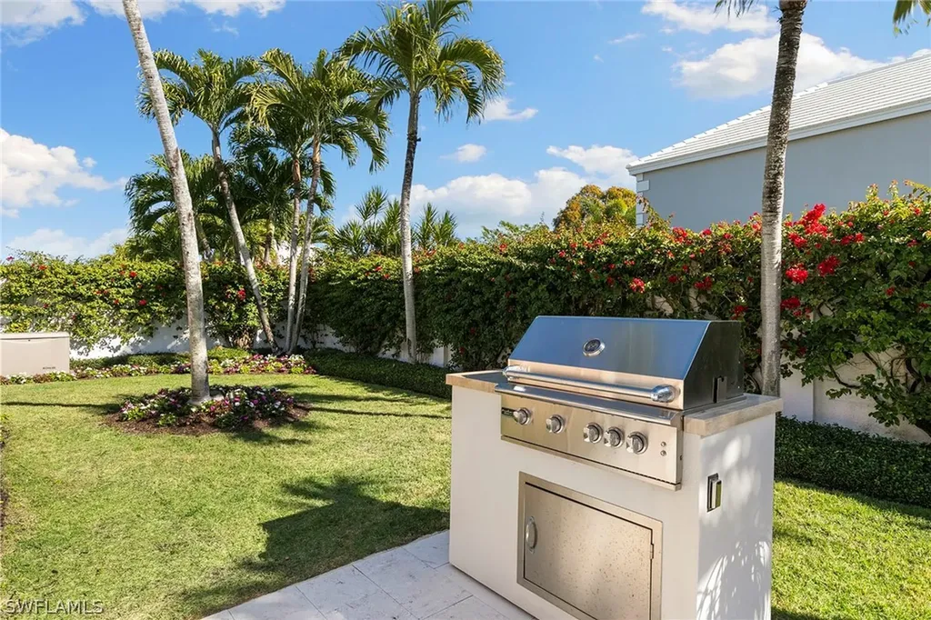 831 Rue Deville Naples FL 34108