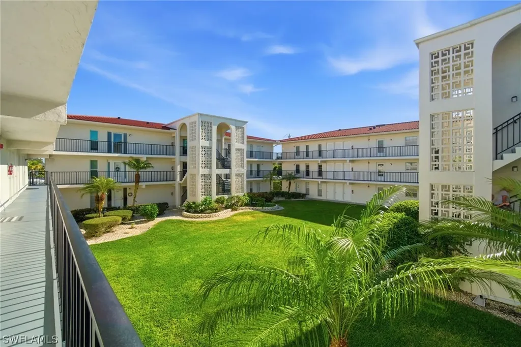 53 High Point Circle W Naples FL 34103