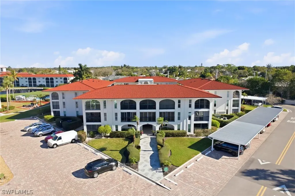 53 High Point Circle W Naples FL 34103