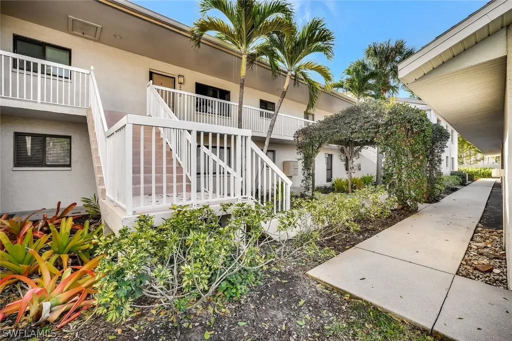 Naples FL, 910 Vanderbilt Beach Road, Unit 325W