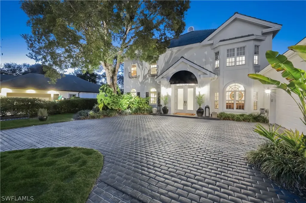 180 Edgemere Way S Naples FL 34105