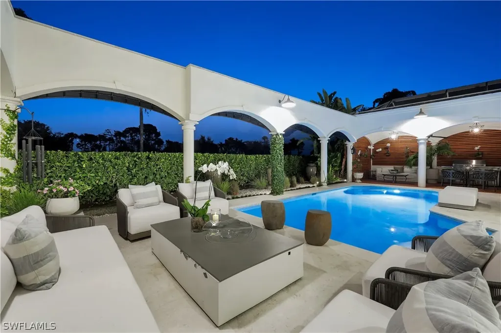 180 Edgemere Way S Naples FL 34105