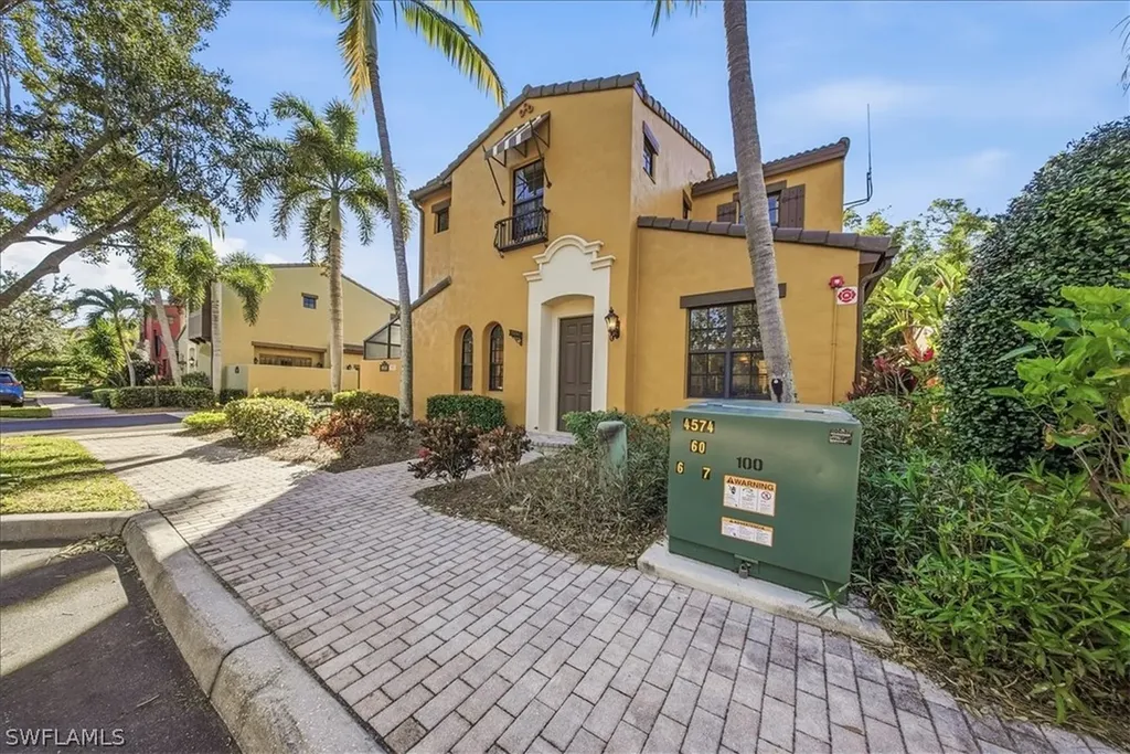 9153 Chula Vista Street Naples FL 34113