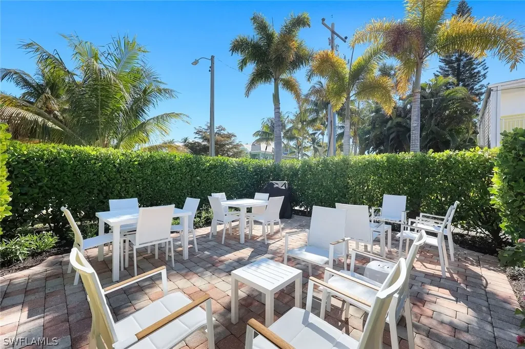 280 2nd Avenue S Naples FL 34102