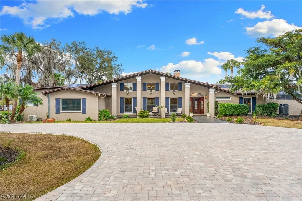 620 E Fort Thompson Avenue Labelle FL 33935