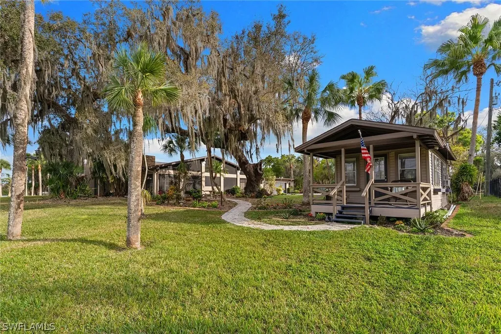 620 E Fort Thompson Avenue Labelle FL 33935