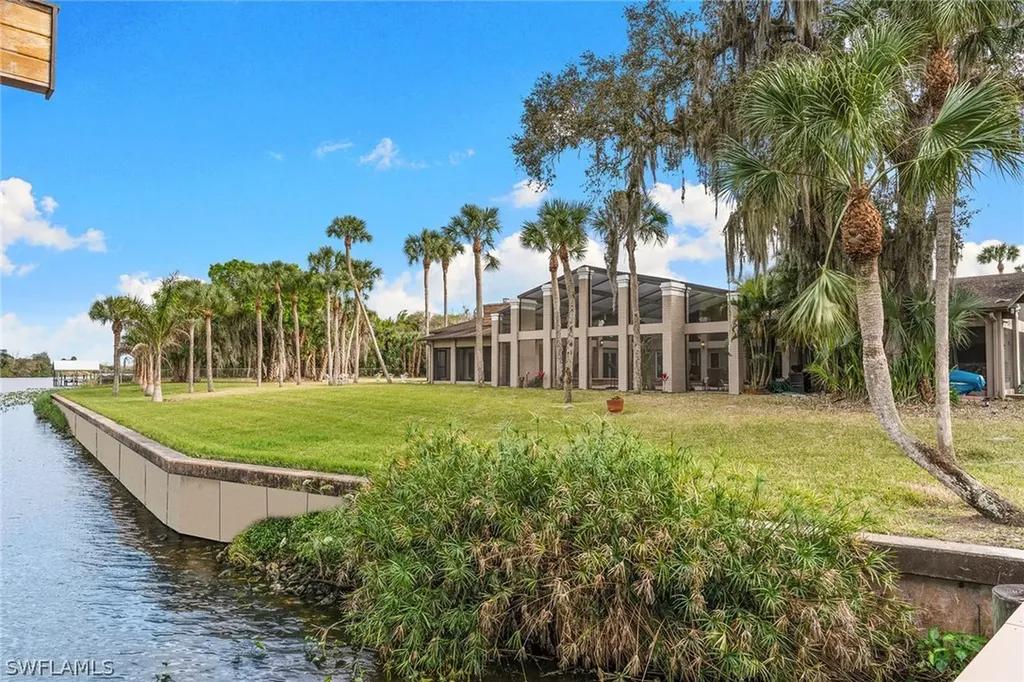 620 E Fort Thompson Avenue Labelle FL 33935