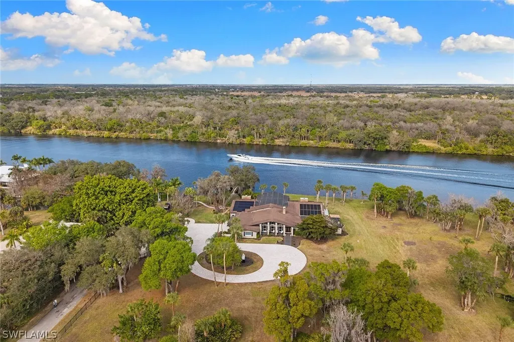 620 E Fort Thompson Avenue Labelle FL 33935