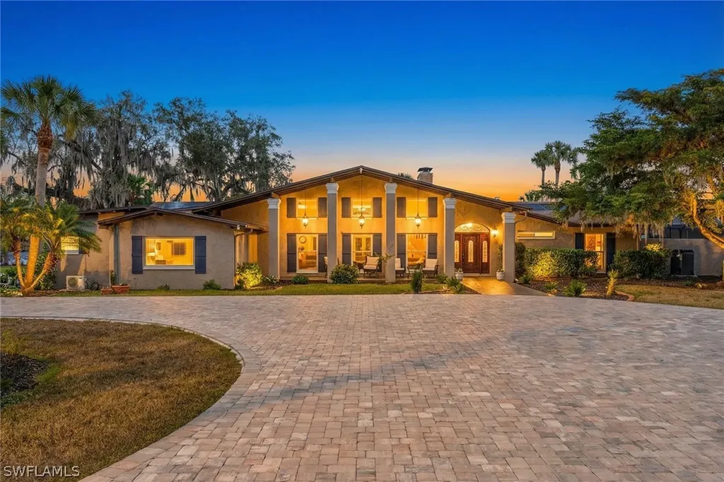 620 E Fort Thompson Avenue Labelle FL 33935