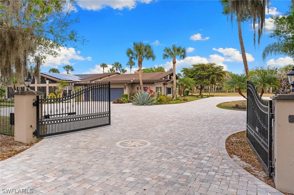 620 E Fort Thompson Avenue Labelle FL 33935