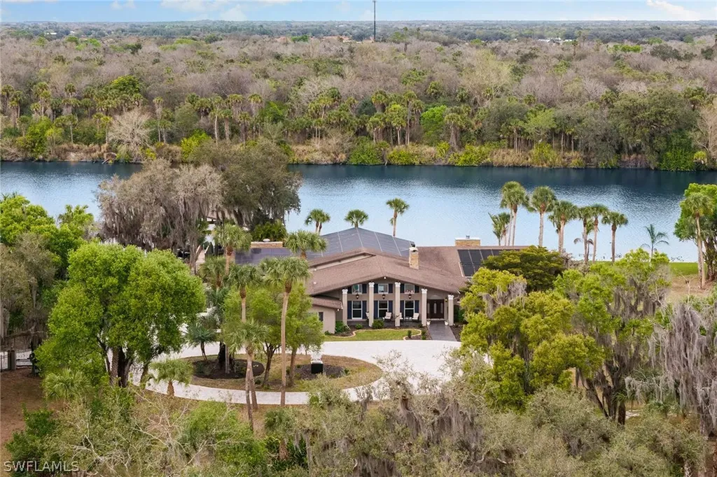 620 E Fort Thompson Avenue Labelle FL 33935