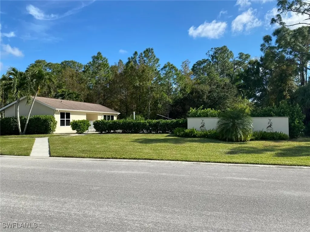 5301 Whitten Drive Naples FL 34104