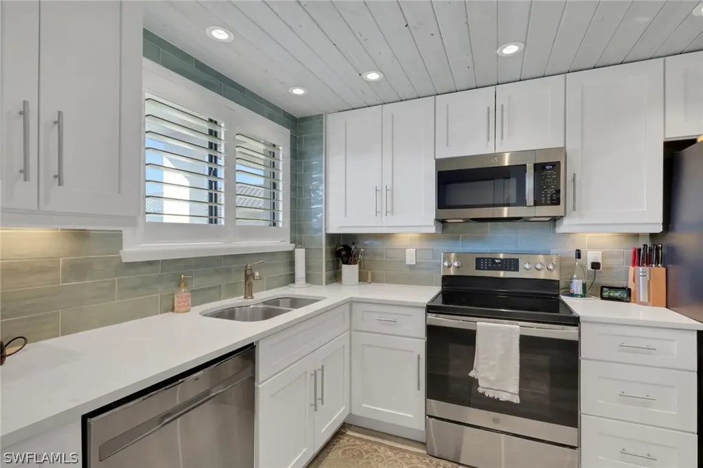 2121 Collier Avenue Fort Myers FL 33901