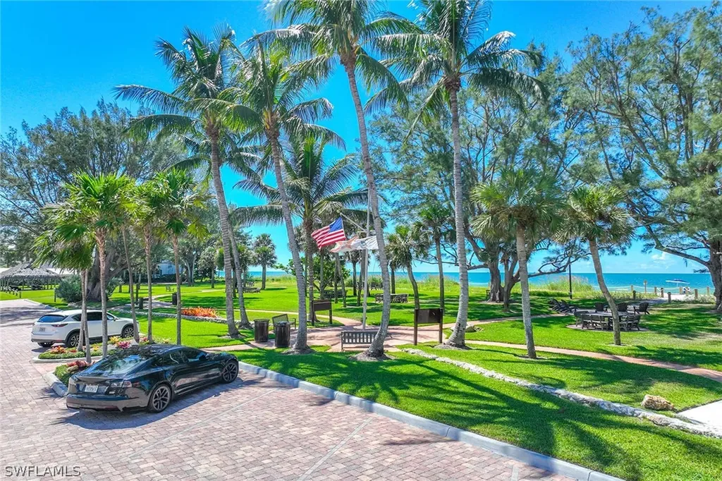 350 Harbour Drive Naples FL 34103