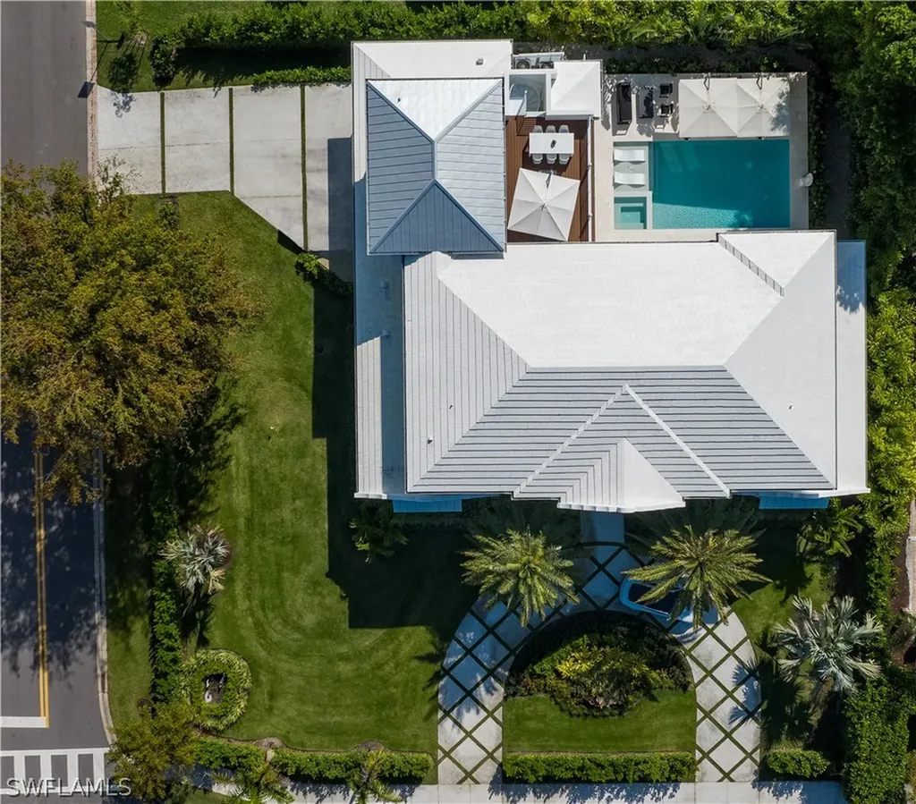 3770 Crayton Road Naples FL 34103