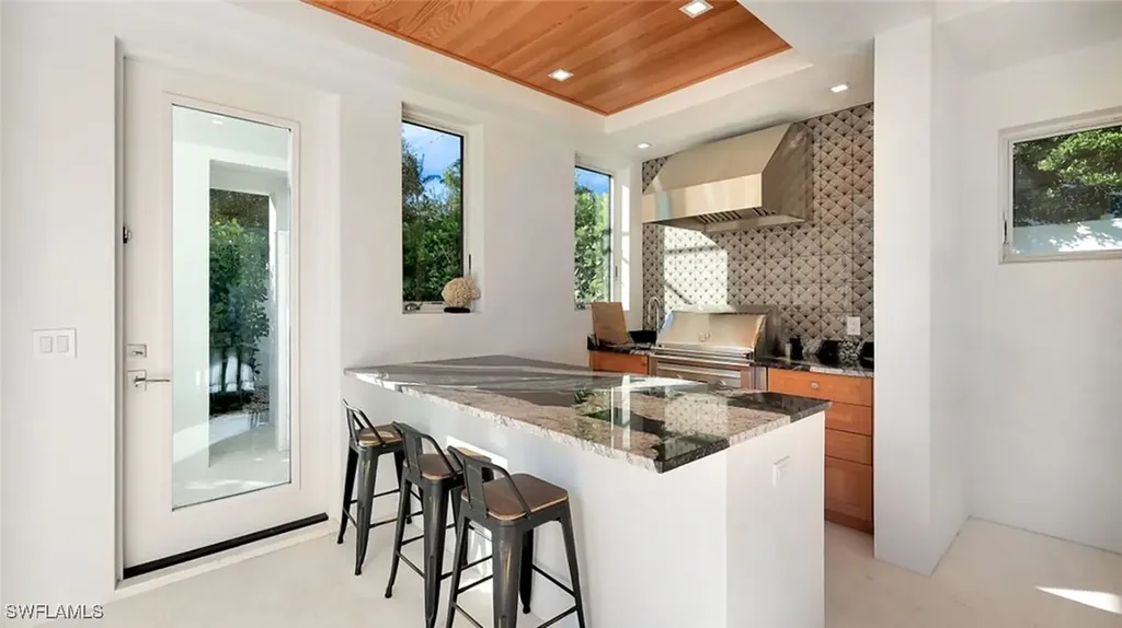 739 5th Avenue N Naples FL 34102