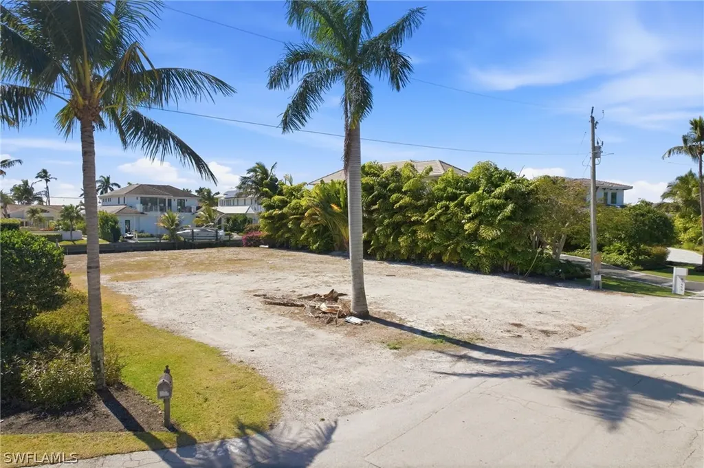 1670 Dolphin Court Naples FL 34102