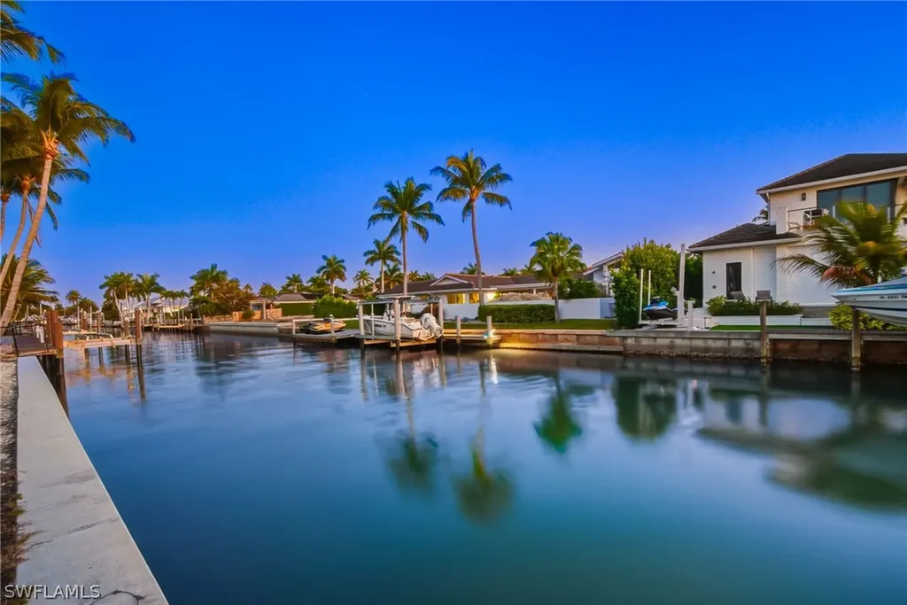 1670 Dolphin Court Naples FL 34102
