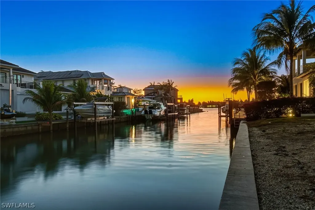 1670 Dolphin Court Naples FL 34102
