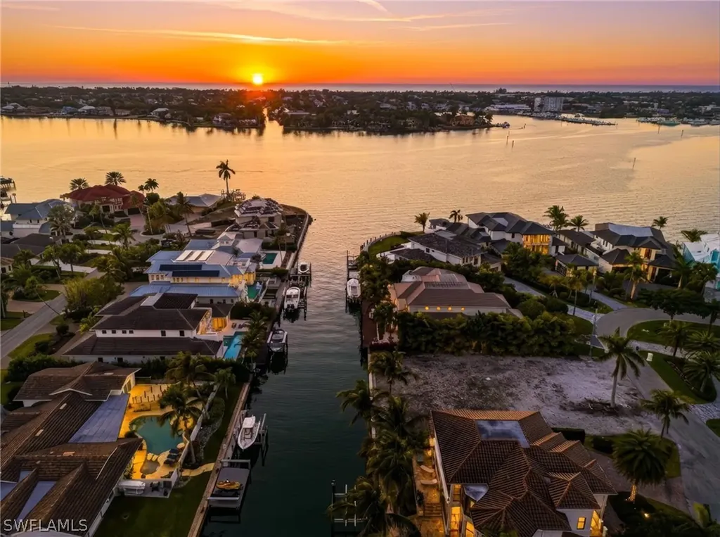 1670 Dolphin Court Naples FL 34102