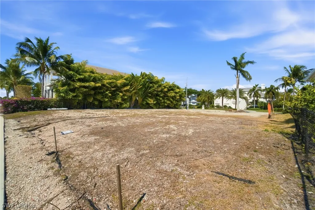 1670 Dolphin Court Naples FL 34102