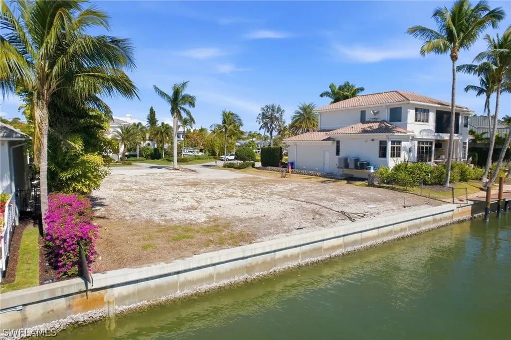 1670 Dolphin Court Naples FL 34102