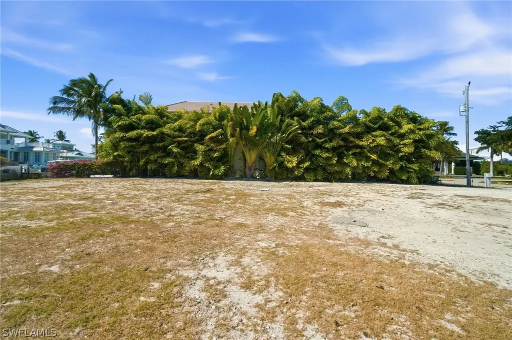 1670 Dolphin Court Naples FL 34102