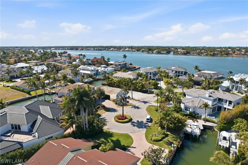 1670 Dolphin Court Naples FL 34102