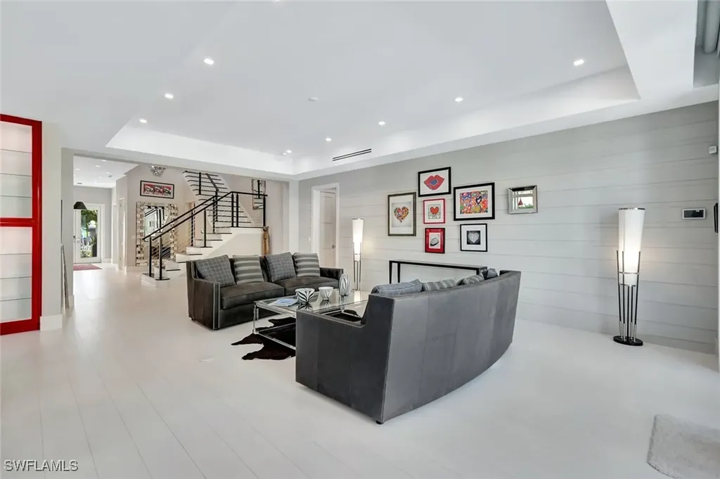 739 5th Avenue N Naples FL 34102