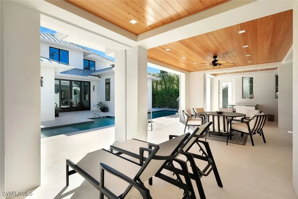 739 5th Avenue N Naples FL 34102