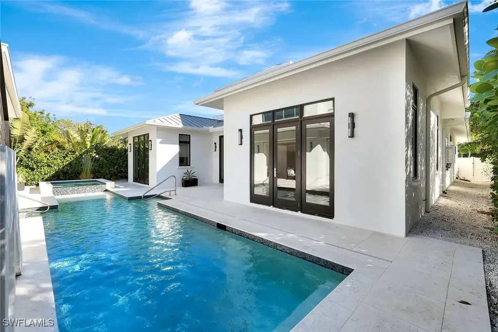 739 5th Avenue N Naples FL 34102