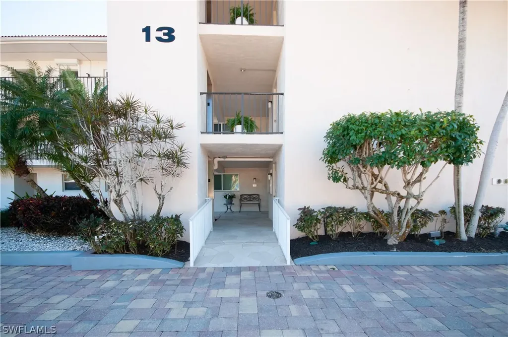 13 High Point Circle N Naples FL 34103